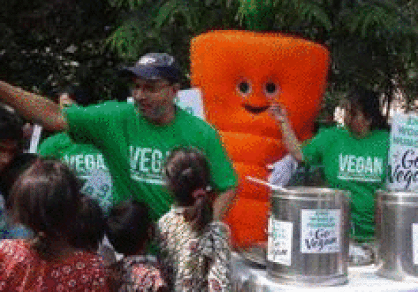 Giant Carrot Shares Message of Ending World Hunger