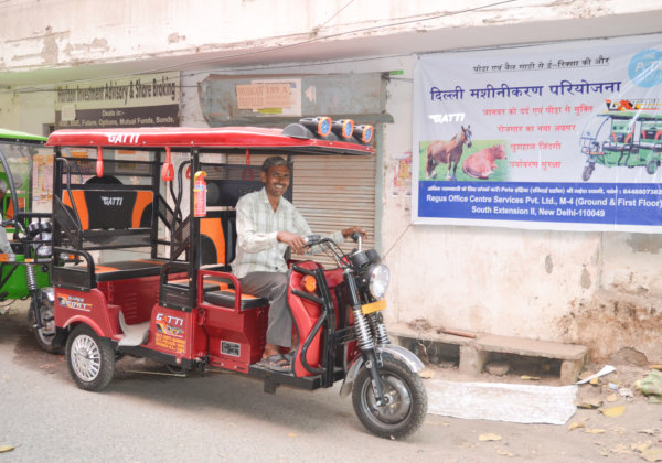 SUCCESS! Overworked Bullocks Replaced With E-Rickshaws in PETA India’s New Initiative