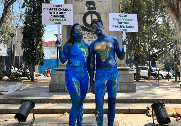 शरीर को पृथ्वी के रंग से रंगकर PETA इंडिया के स्वयं सेवकों ने G20 वर्किंग ग्रुप से वीगन जीवनशैली अपनाकर जलवायु आपदा से लड़ने की अपील की