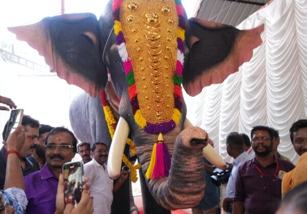 अभिनेत्री अदा शर्मा और PETA इंडिया ने तिरुवनंतपुरम के पूर्णिमाकावु मंदिर को ‘बालाधासन’ नाम का एक विशालकाए यांत्रिक हाथी दान में दिया