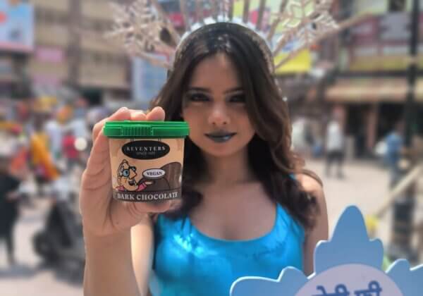 PETA इंडिया की ‘आइस कवीन’ ने वीगन आइसक्रीम देकर बनारसियों को चिलचिलाती गर्मी से राहत दिलाई