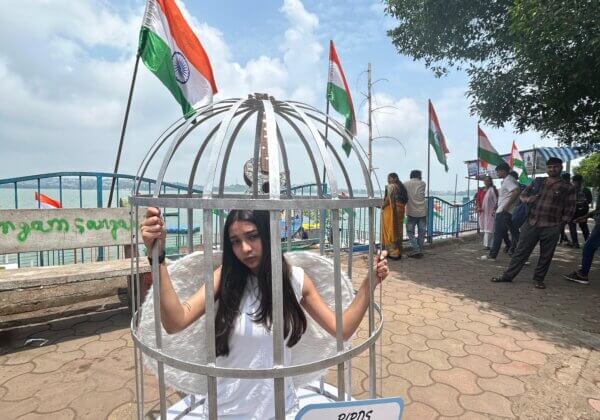 Caged ‘Bird’ Urges Bhopal Residents to Let Birds Fly Free Ahead of Independence Day