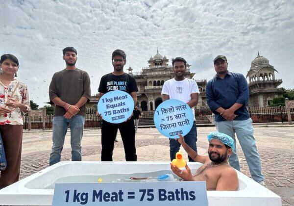 हमारे ग्रह पर मांस के विनाशकारी प्रभाव को दिखाने के लिए PETA इंडिया के एक समर्थक ने सार्वजनिक स्नान किया