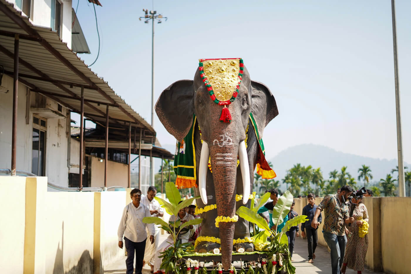 कर्नाटक के मंत्री चिक्कमगलुरु के श्री जगद्गुरु रेणुकाचार्य मंदिर में मैकेनिकल हाथी के लॉन्च में शामिल हुए, जिसे अभिनेत्री शिल्पा शेट्टी कुंद्रा, PETA इंडिया और CUPA ने मिलकर को भेंट स्वरूप दिया है।